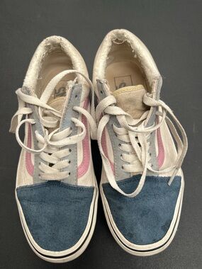 Vintage Style Low-Top Sneakers with Pink Stripe